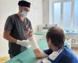 Специалисты отделения микрохирургии Саратовской городской клинической больницы скорой медицинской помощи выполнили технически сложную операцию по реплантации правой кисти молодому мужчине
