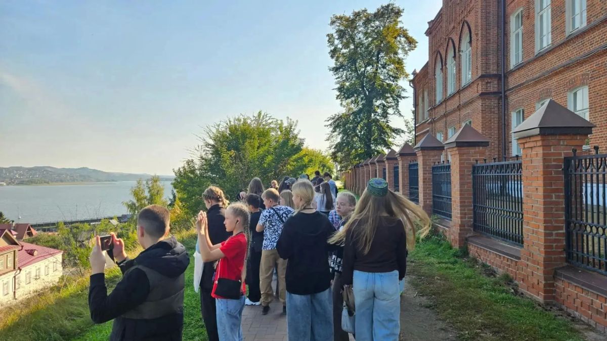 Школьники области отправились в путешествие по «Императорскому маршруту» Школьники области отправились в путешествие по «Императорскому маршруту»