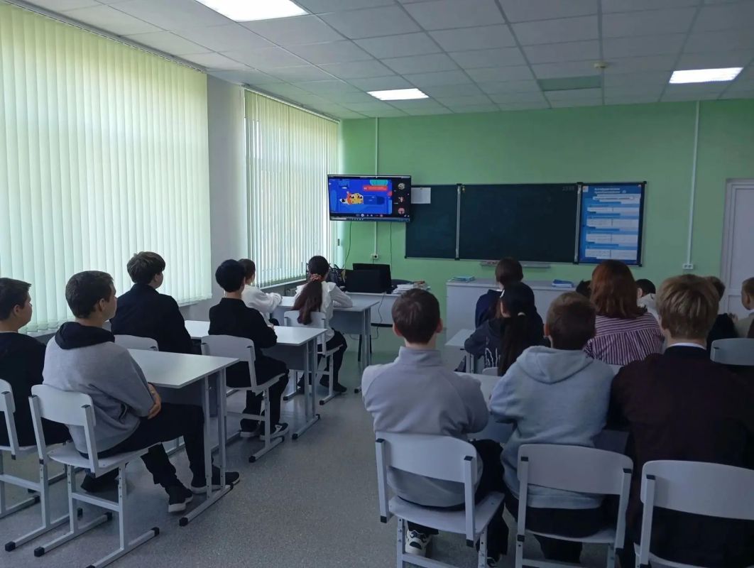 «Стоп, я сначала проверю!»: более 2200 школьников Саратовской области прошли первый в учебном году «Цифровой ликбез» «Стоп, я сначала проверю!»: более 2200 школьников Саратовской области прошли первый в учебном году «Цифровой ликбез»