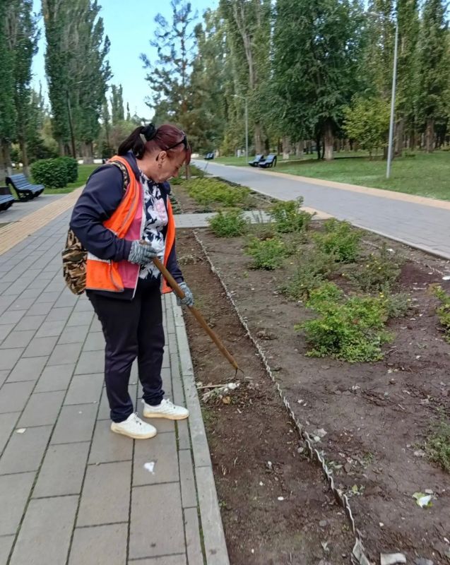 Сотрудники «Комбината благоустройства» ежедневно выполняют работы по благоустройству города Балаково Сотрудники «Комбината благоустройства» ежедневно выполняют работы по благоустройству города Балаково