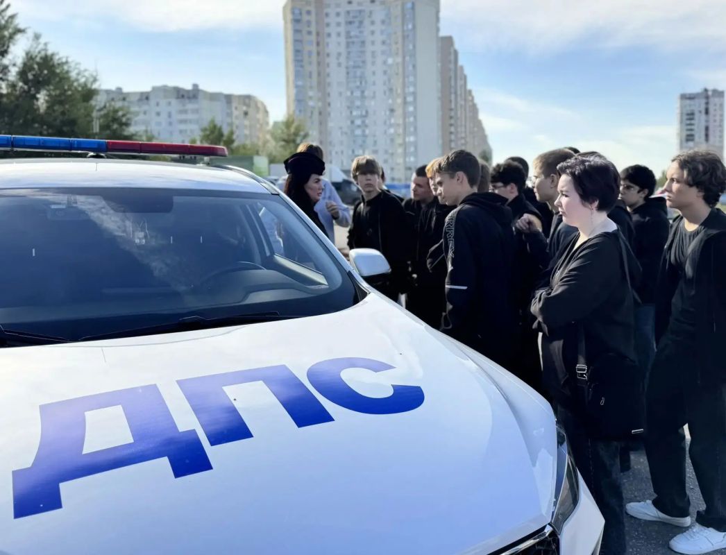 В областном центре госавтоинспекторы и инспекторы ПДН совместно с членом Общественного совета при УМВД России по г. Саратову, руководителем автошколы Антоном Синицыным организовали для студентов Саратовского колледжа... В областном центре госавтоинспекторы и инспекторы ПДН совместно с членом Общественного совета при УМВД России по г. Саратову, руководителем автошколы Антоном Синицыным организовали для студентов Саратовского колледжа...