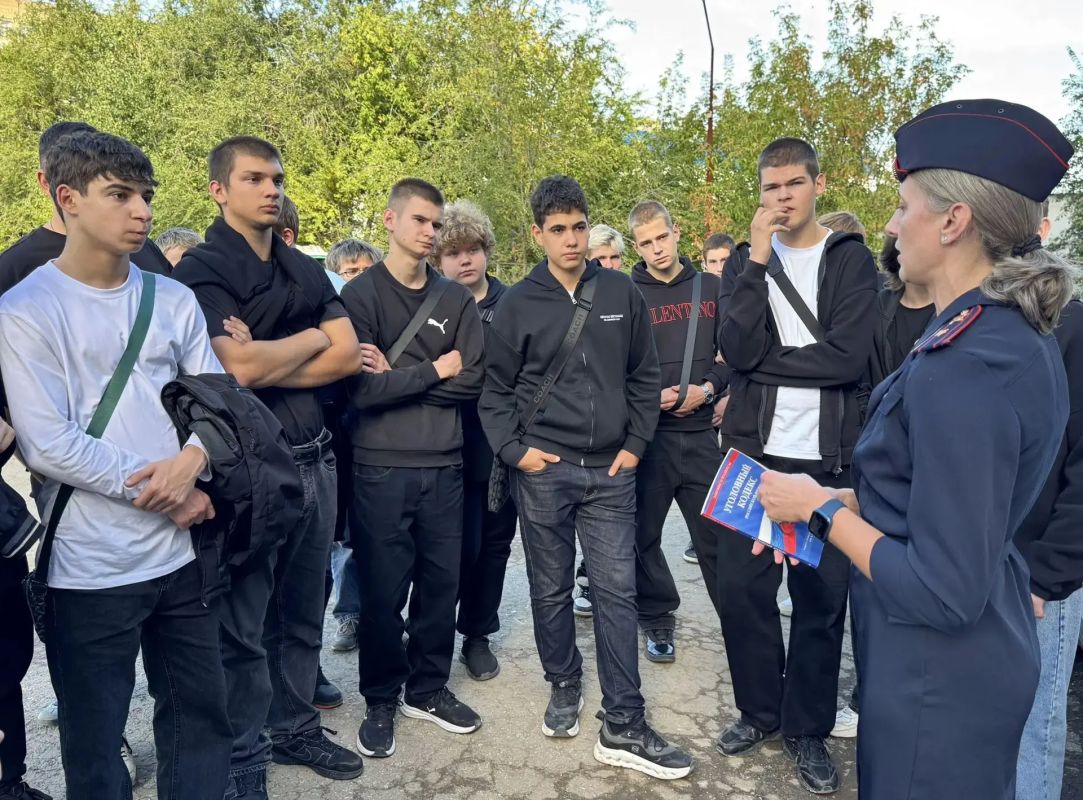 В областном центре госавтоинспекторы и инспекторы ПДН совместно с членом Общественного совета при УМВД России по г. Саратову, руководителем автошколы Антоном Синицыным организовали для студентов Саратовского колледжа... В областном центре госавтоинспекторы и инспекторы ПДН совместно с членом Общественного совета при УМВД России по г. Саратову, руководителем автошколы Антоном Синицыным организовали для студентов Саратовского колледжа...