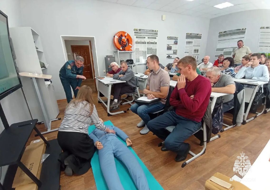 Уроки для учителей. Сотрудник МЧС России провел для преподавателей предмета «Основы безопасности и защиты Родины» практическое занятие по первой помощи Уроки для учителей. Сотрудник МЧС России провел для преподавателей предмета «Основы безопасности и защиты Родины» практическое занятие по первой помощи