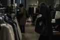 Две матери 12 детей устроили шопинг без оплаты