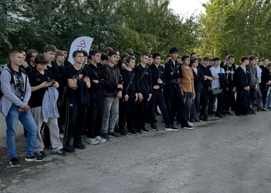 В областном центре госавтоинспекторы и инспекторы ПДН совместно с членом Общественного совета при УМВД России по г. Саратову, руководителем автошколы Антоном Синицыным организовали для студентов Саратовского колледжа... В областном центре госавтоинспекторы и инспекторы ПДН совместно с членом Общественного совета при УМВД России по г. Саратову, руководителем автошколы Антоном Синицыным организовали для студентов Саратовского колледжа...