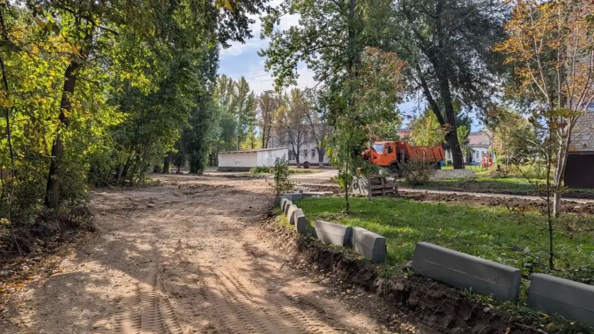 В Балаково к детскому саду N 7 начали благоустраивать тротуар В Балаково к детскому саду N 7 начали благоустраивать тротуар