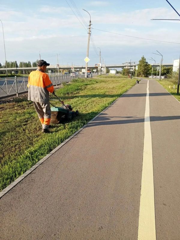Ежедневные работы коммунальных служб по благоустройству города Балаково Ежедневные работы коммунальных служб по благоустройству города Балаково