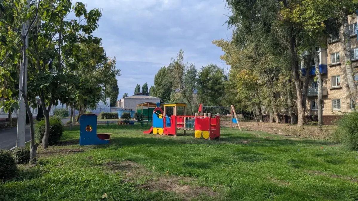 В Балаково к детскому саду N 7 начали благоустраивать тротуар В Балаково к детскому саду N 7 начали благоустраивать тротуар