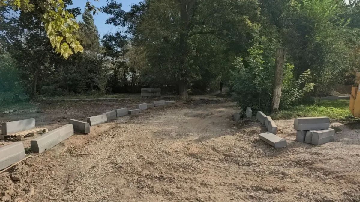 В Балаково к детскому саду N 7 начали благоустраивать тротуар В Балаково к детскому саду N 7 начали благоустраивать тротуар