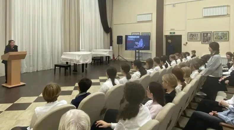 В Энгельсе сотрудники полиции побеседовали со школьниками о профилактике деструктивного поведения В Энгельсе сотрудники полиции побеседовали со школьниками о профилактике деструктивного поведения