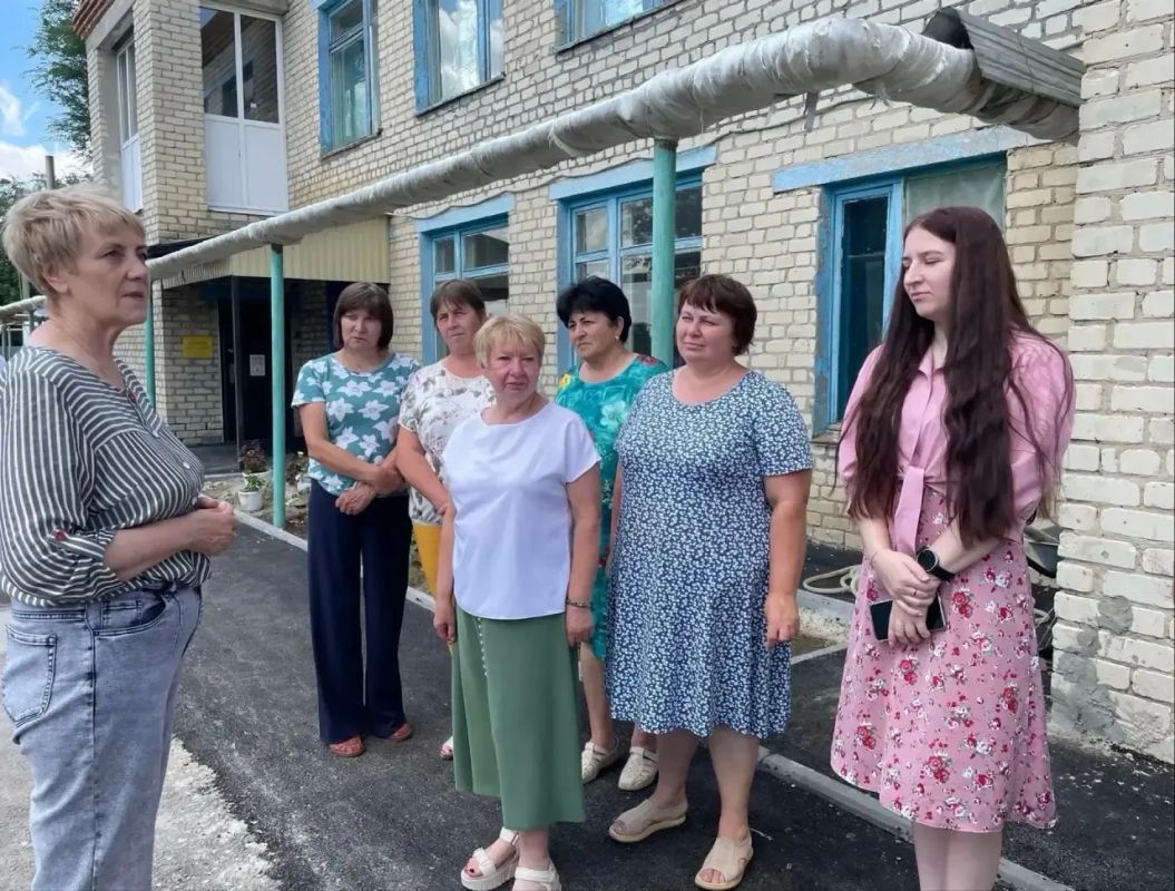Сегодня день воспитателя и всех дошкольных работников Сегодня день воспитателя и всех дошкольных работников