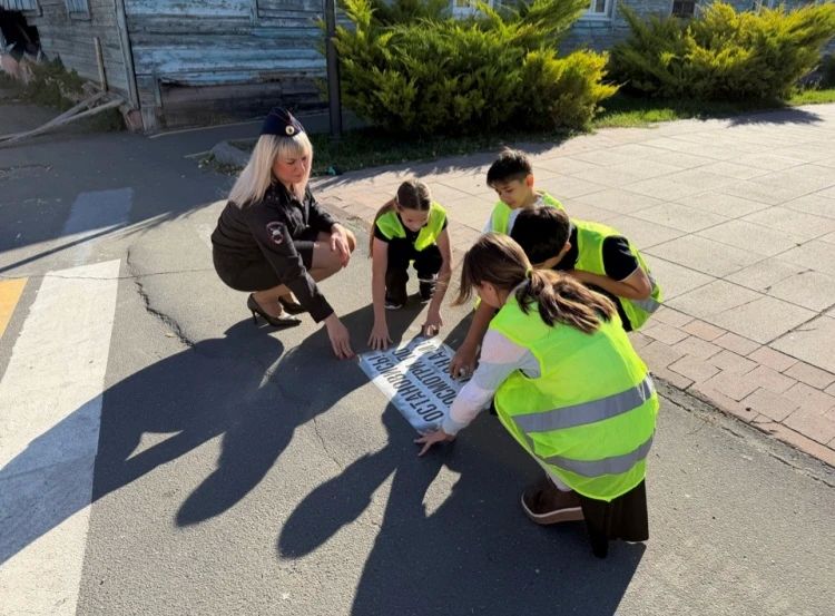 Трафарет дорожной безопасности В Вольске полицейские провели акцию «Остановись! Посмотри по сторонам!» Трафарет дорожной безопасности В Вольске полицейские провели акцию «Остановись! Посмотри по сторонам!»