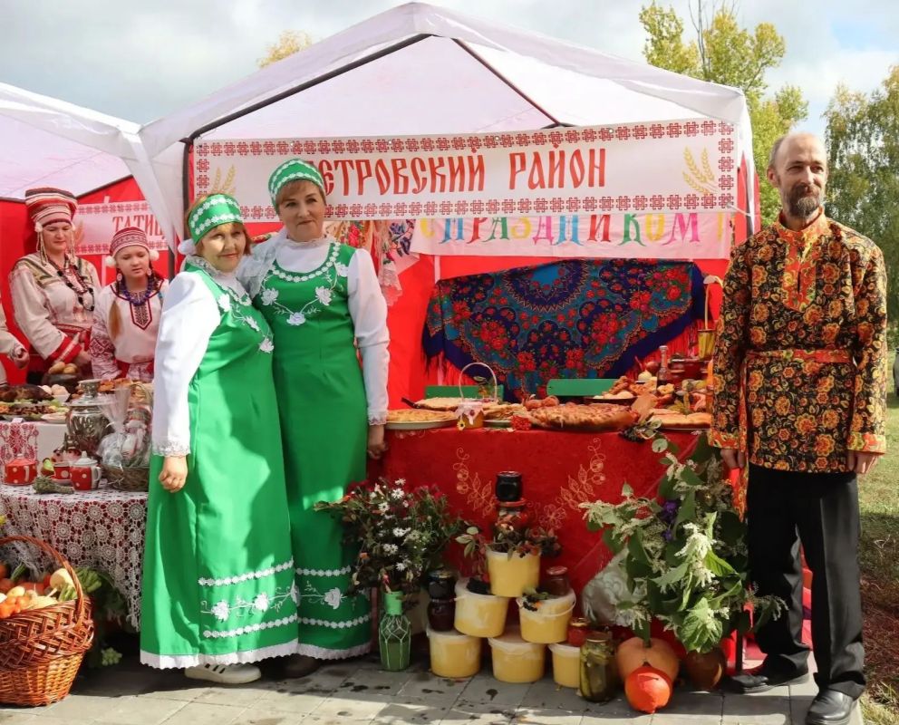 Сегодня в рамках рубрики #ИсториясГеографией отправимся на праздник мордовской культуры #Шумбрат, который собрал сотни гостей на Петровской земле Сегодня в рамках рубрики #ИсториясГеографией отправимся на праздник мордовской культуры #Шумбрат, который собрал сотни гостей на Петровской земле