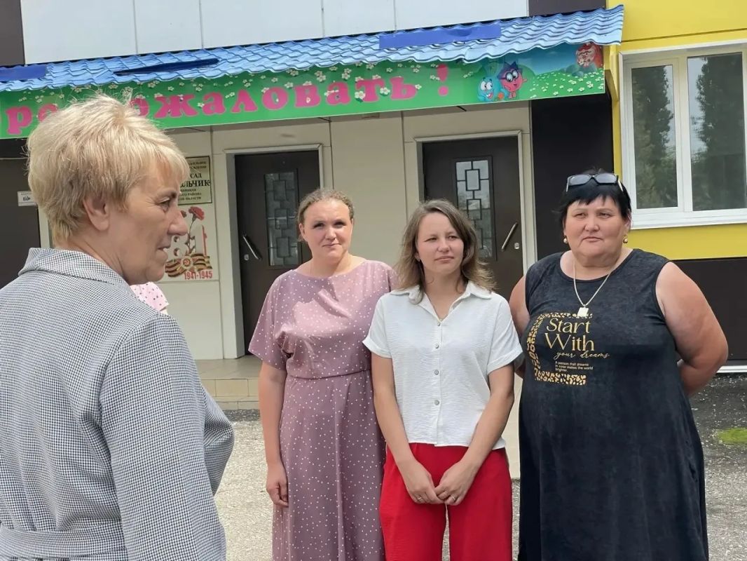 Сегодня день воспитателя и всех дошкольных работников Сегодня день воспитателя и всех дошкольных работников