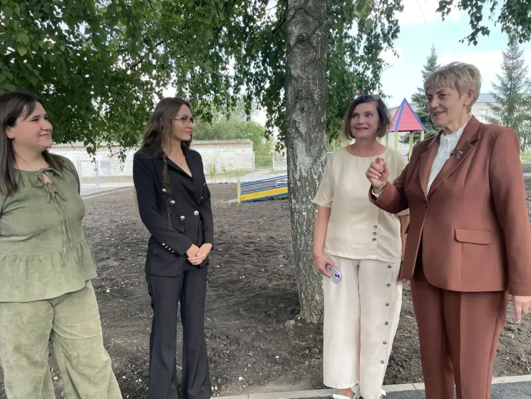 Сегодня день воспитателя и всех дошкольных работников Сегодня день воспитателя и всех дошкольных работников