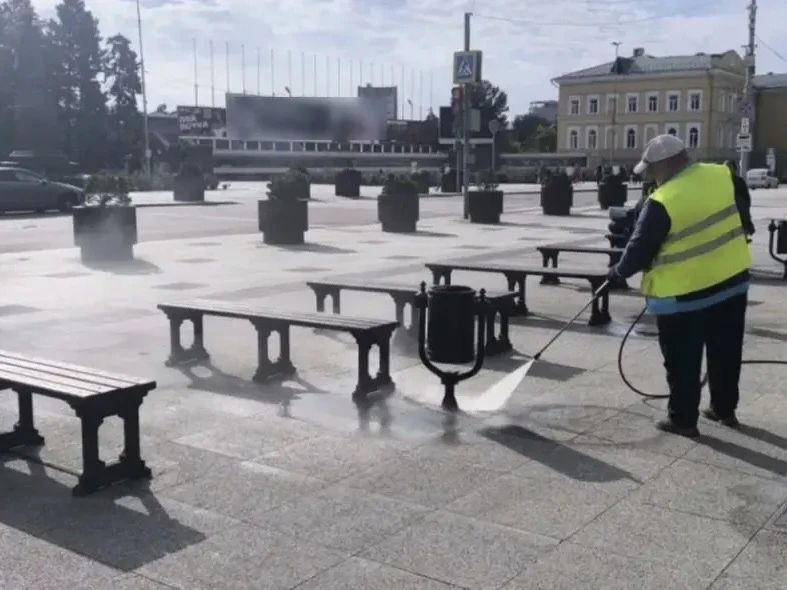 Уборка города. Коммунальные службы осуществляют уборку дорог и тротуаров, мойку и ремонт остановочных павильонов, уход за зелеными зонами, подбор мусора, а также ремонт дорожных знаков и ограждений Уборка города. Коммунальные службы осуществляют уборку дорог и тротуаров, мойку и ремонт остановочных павильонов, уход за зелеными зонами, подбор мусора, а также ремонт дорожных знаков и ограждений