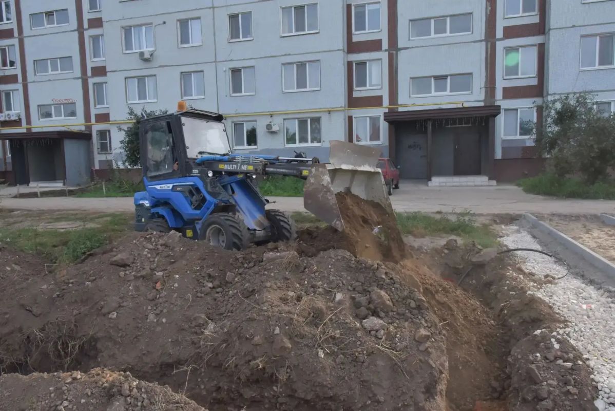 Строители начали укладывать плитку в новой части Сиреневого сквера Строители начали укладывать плитку в новой части Сиреневого сквера
