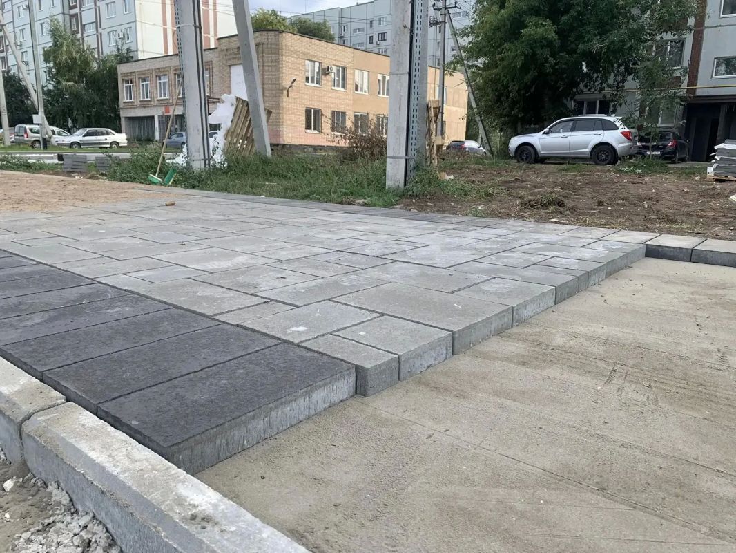 Строители начали укладывать плитку в новой части Сиреневого сквера Строители начали укладывать плитку в новой части Сиреневого сквера