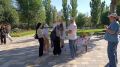 Саратовские пенсионеры провели уличную акцию с кроссвордами о долголетии