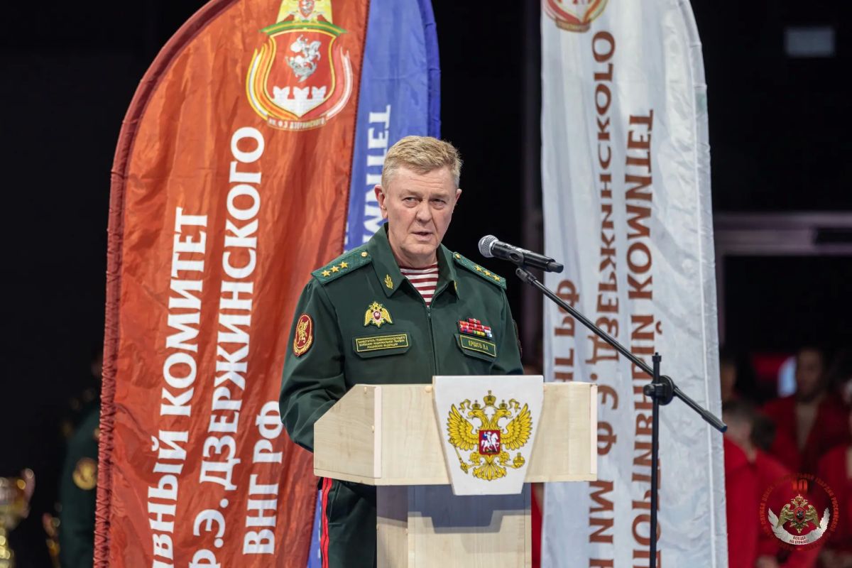 Заместитель директора Росгвардии генерал-полковник Владислав Ершов наградил победителей чемпионата по самбо и боевому самбо Заместитель директора Росгвардии генерал-полковник Владислав Ершов наградил победителей чемпионата по самбо и боевому самбо