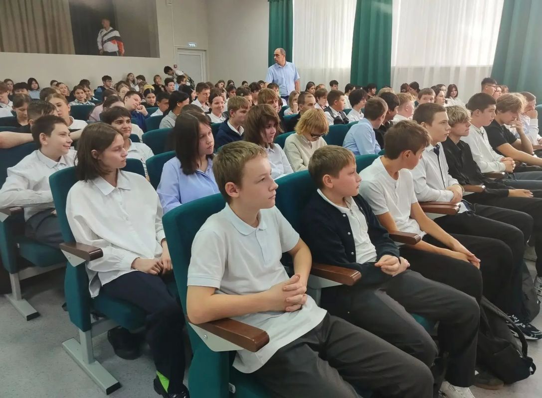 Саратовские полицейские и специалисты «Движения Первых» провели со школьниками квиз-игры «Нет экстремизму!» Саратовские полицейские и специалисты «Движения Первых» провели со школьниками квиз-игры «Нет экстремизму!»