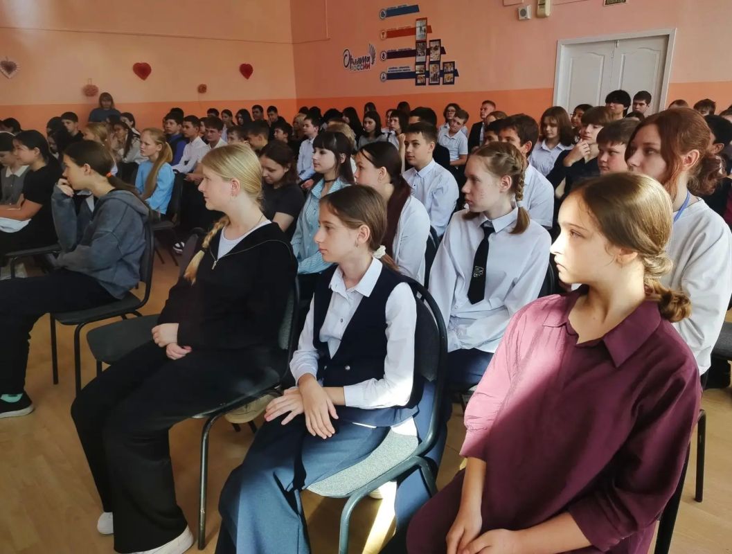 Саратовские полицейские и специалисты «Движения Первых» провели со школьниками квиз-игры «Нет экстремизму!» Саратовские полицейские и специалисты «Движения Первых» провели со школьниками квиз-игры «Нет экстремизму!»