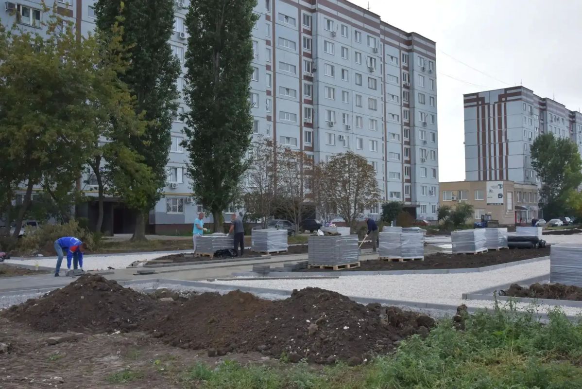 Строители начали укладывать плитку в новой части Сиреневого сквера Строители начали укладывать плитку в новой части Сиреневого сквера