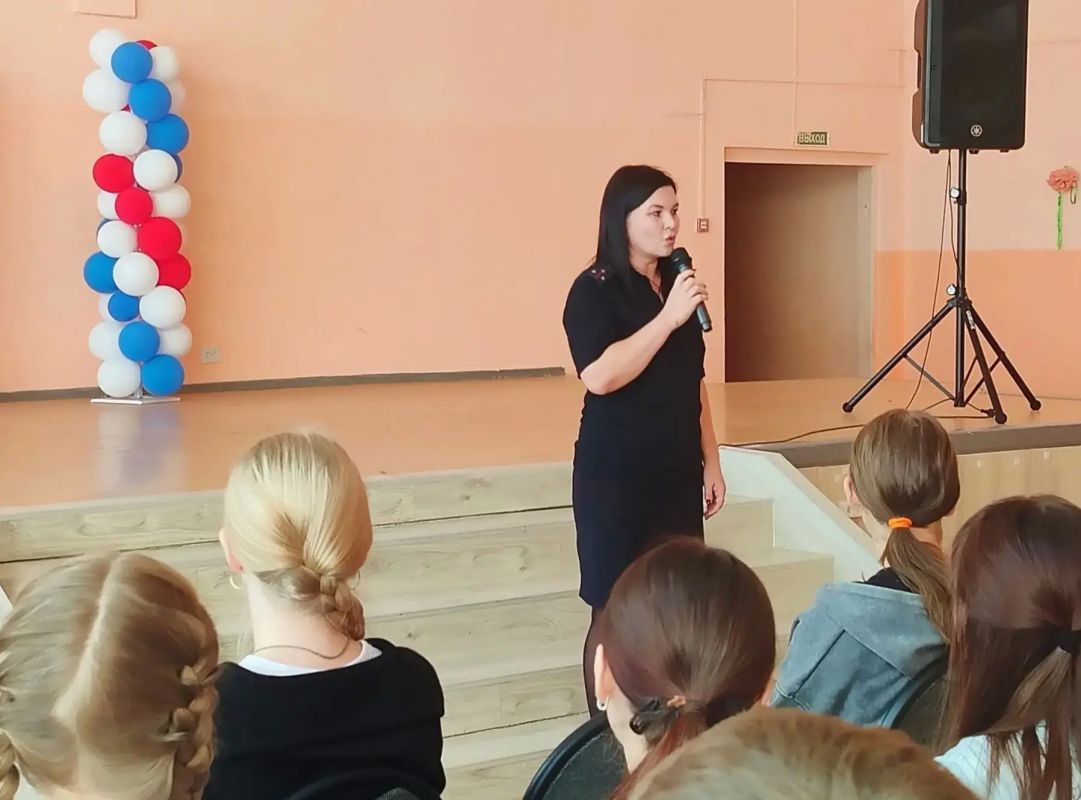 Саратовские полицейские и специалисты «Движения Первых» провели со школьниками квиз-игры «Нет экстремизму!» Саратовские полицейские и специалисты «Движения Первых» провели со школьниками квиз-игры «Нет экстремизму!»