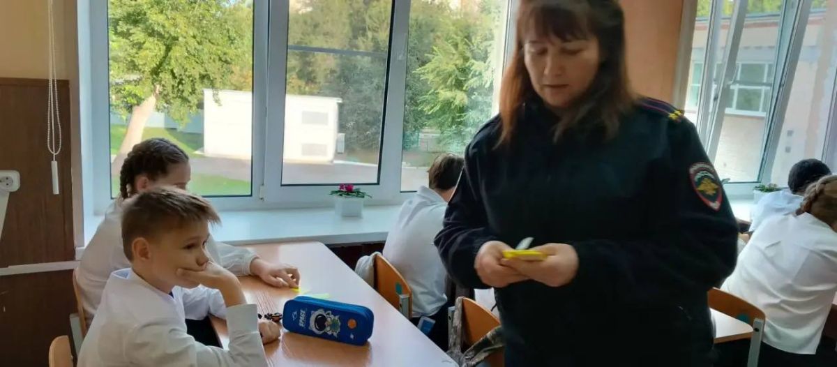 Безопасность в приоритете: Госавтоинспекция научила школьников «светиться» на дорогах Безопасность в приоритете: Госавтоинспекция научила школьников «светиться» на дорогах