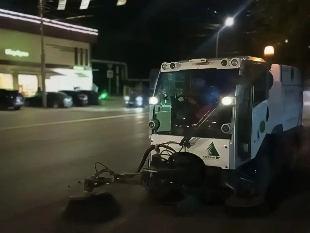 Уборка города. Коммунальные службы осуществляют уборку дорог и тротуаров, мойку и ремонт остановочных павильонов, уход за зелеными зонами, подбор мусора, а также ремонт дорожных знаков и ограждений Уборка города. Коммунальные службы осуществляют уборку дорог и тротуаров, мойку и ремонт остановочных павильонов, уход за зелеными зонами, подбор мусора, а также ремонт дорожных знаков и ограждений