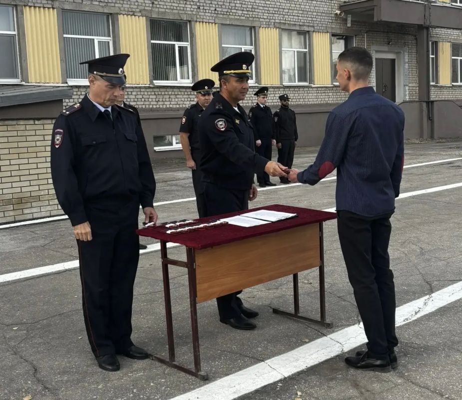 В Центре профессиональной подготовки областного главка состоялась торжественная церемония вручения погон сотрудникам органов внутренних дел в связи с присвоением им первых офицерских званий В Центре профессиональной подготовки областного главка состоялась торжественная церемония вручения погон сотрудникам органов внутренних дел в связи с присвоением им первых офицерских званий
