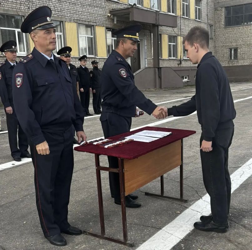 В Центре профессиональной подготовки областного главка состоялась торжественная церемония вручения погон сотрудникам органов внутренних дел в связи с присвоением им первых офицерских званий