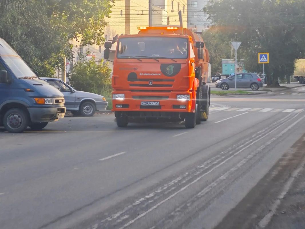 Сотрудники «Комбината благоустройства» продолжают работы по содержанию города Сотрудники «Комбината благоустройства» продолжают работы по содержанию города