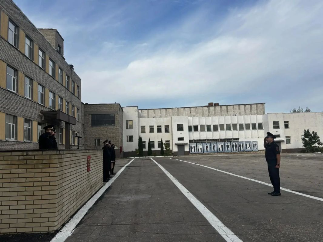 В Центре профессиональной подготовки областного главка состоялась торжественная церемония вручения погон сотрудникам органов внутренних дел в связи с присвоением им первых офицерских званий В Центре профессиональной подготовки областного главка состоялась торжественная церемония вручения погон сотрудникам органов внутренних дел в связи с присвоением им первых офицерских званий