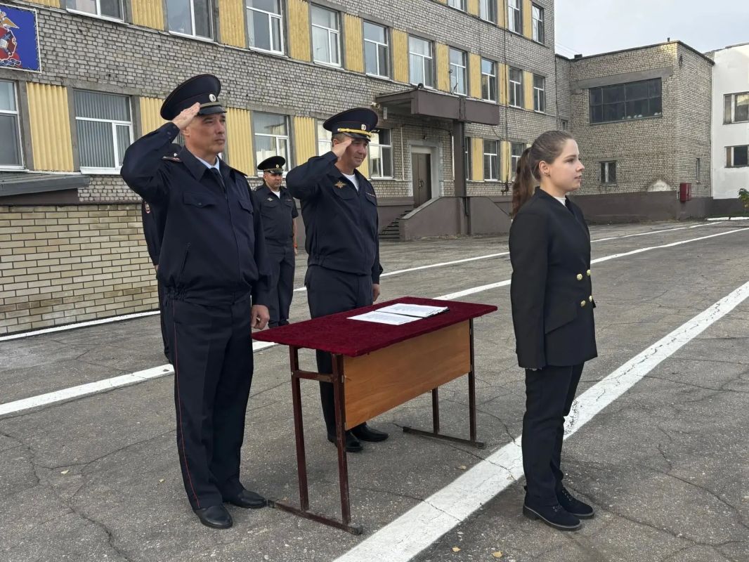 В Центре профессиональной подготовки областного главка состоялась торжественная церемония вручения погон сотрудникам органов внутренних дел в связи с присвоением им первых офицерских званий В Центре профессиональной подготовки областного главка состоялась торжественная церемония вручения погон сотрудникам органов внутренних дел в связи с присвоением им первых офицерских званий