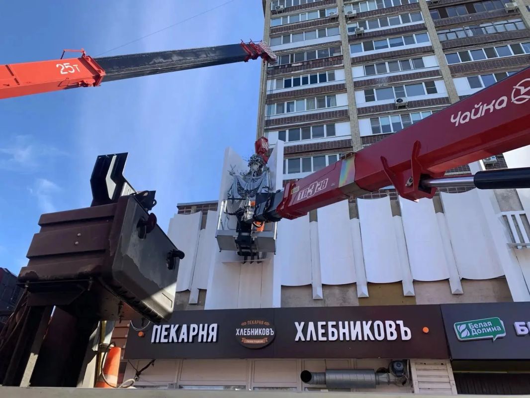 Фасадные фигуры «Мадонны» возвращаются на своё место после реставрации Фасадные фигуры «Мадонны» возвращаются на своё место после реставрации