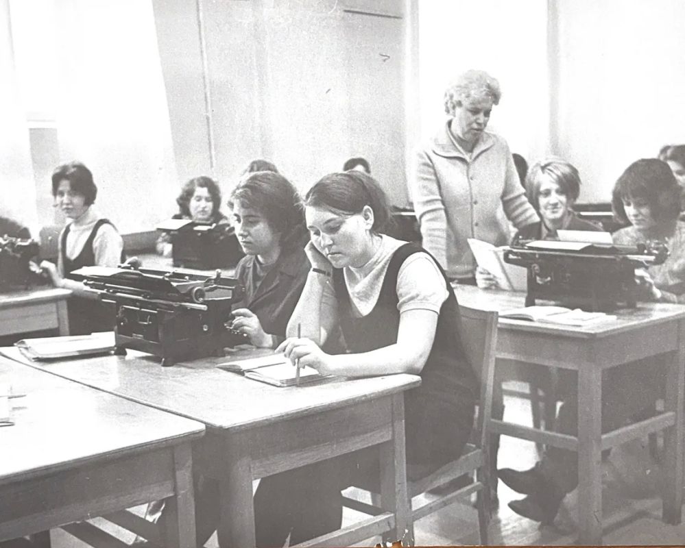 Саратовский политехнический колледж отмечает 60-летие Саратовский политехнический колледж отмечает 60-летие