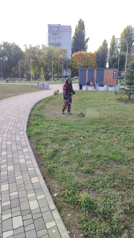 Сотрудники «Комбината благоустройства» ежедневно выполняют работы по благоустройству города Балаково Сотрудники «Комбината благоустройства» ежедневно выполняют работы по благоустройству города Балаково