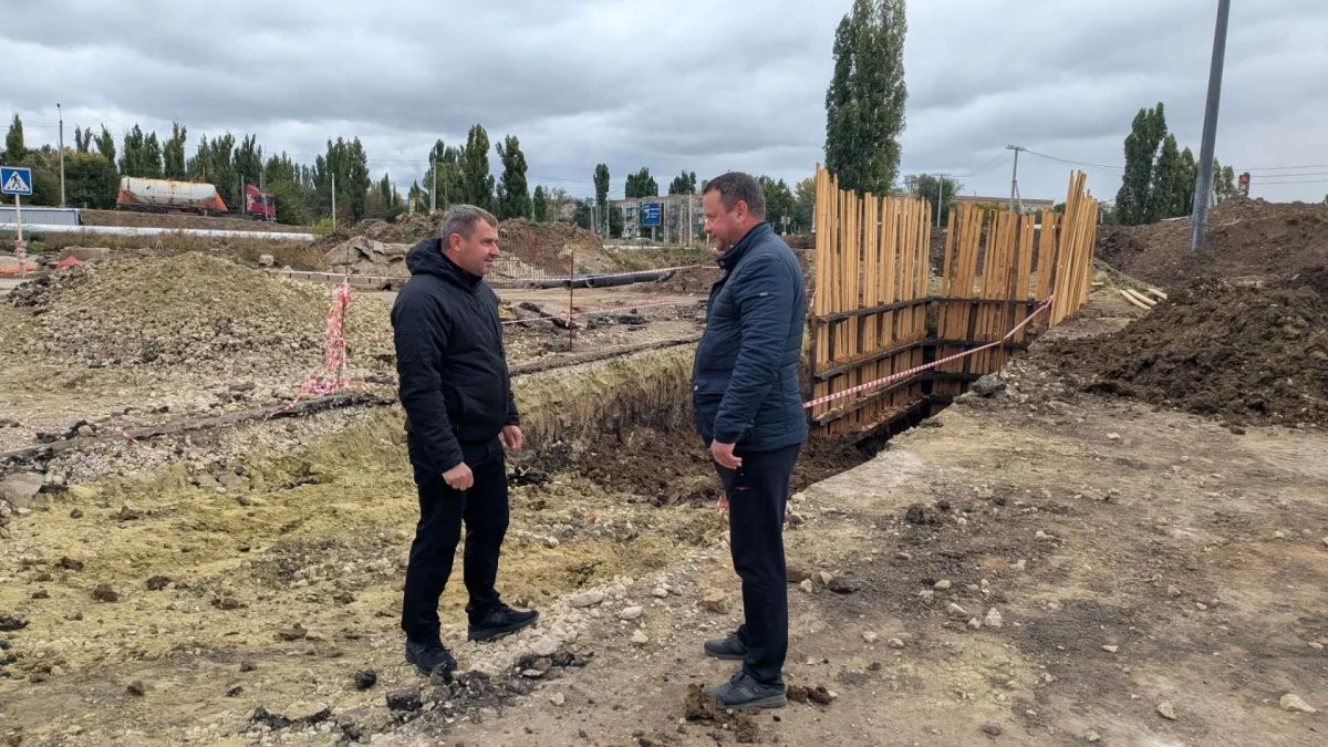 Сегодня провели штаб по ремонту коллектора на улице Вокзальной