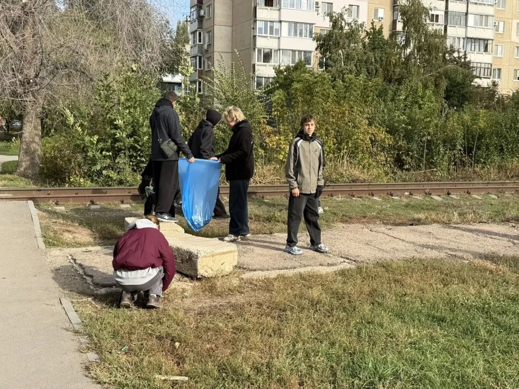 К субботнику присоединились студенческие коллективы К субботнику присоединились студенческие коллективы