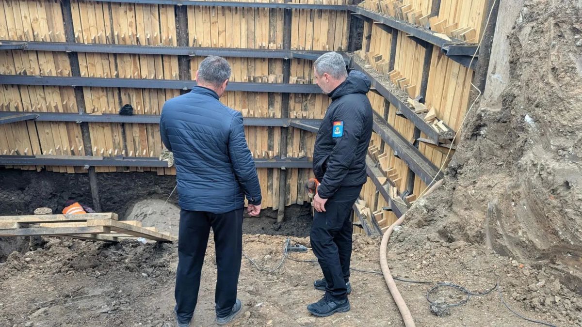 Сегодня провели штаб по ремонту коллектора на улице Вокзальной Сегодня провели штаб по ремонту коллектора на улице Вокзальной
