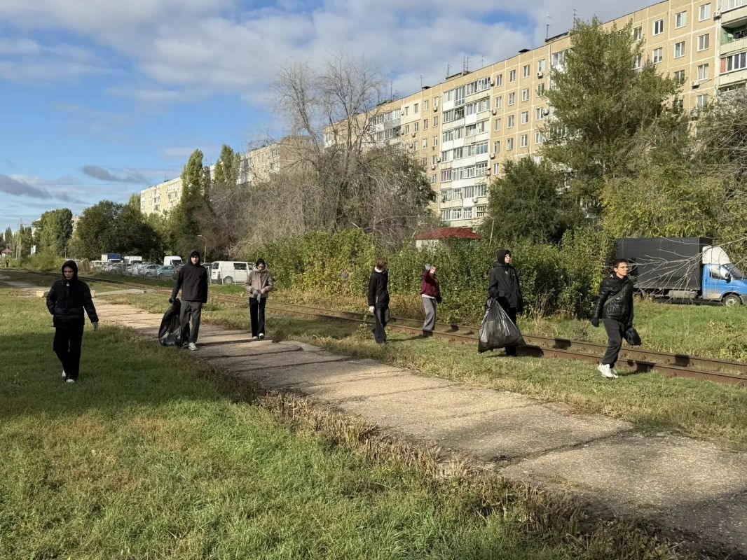 К субботнику присоединились студенческие коллективы К субботнику присоединились студенческие коллективы