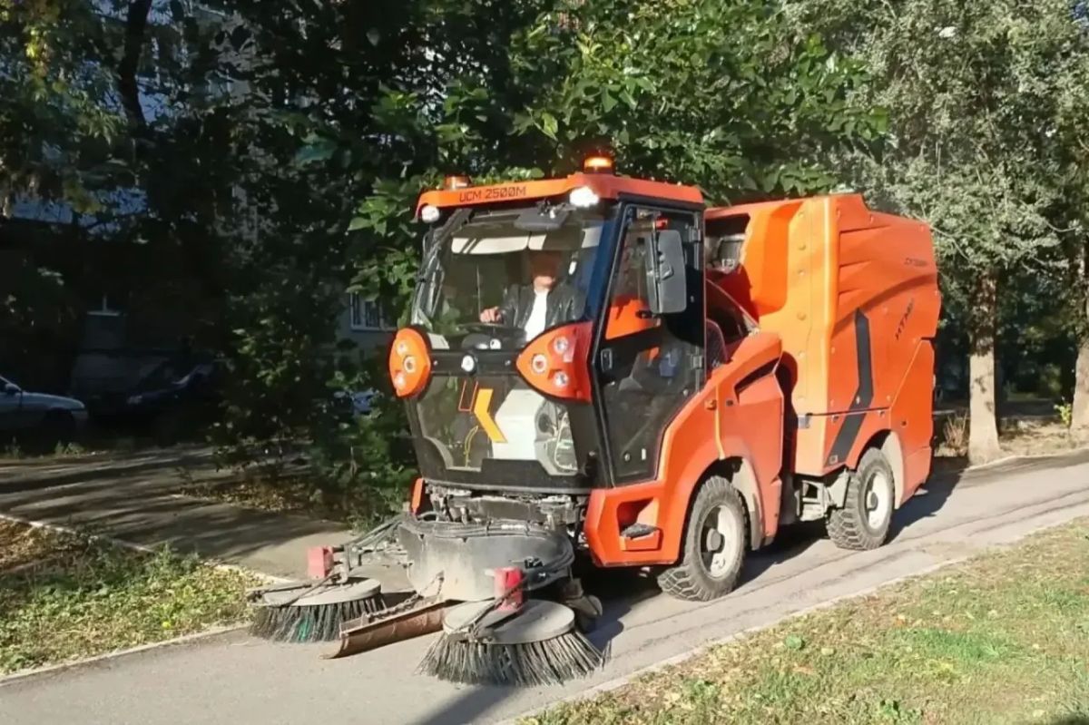 Уборка города. Коммунальные службы осуществляют уборку дорог и тротуаров, мойку остановочных павильонов, покос травы, вывоз мусора и порубочного материала, а также ремонт элементов детских площадок Уборка города. Коммунальные службы осуществляют уборку дорог и тротуаров, мойку остановочных павильонов, покос травы, вывоз мусора и порубочного материала, а также ремонт элементов детских площадок