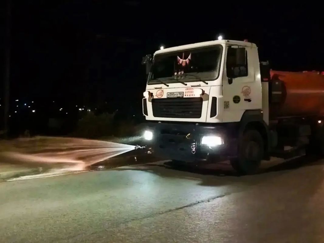 Уборка города. Коммунальные службы осуществляют уборку дорог и тротуаров, мойку остановочных павильонов, покос травы, вывоз мусора и порубочного материала, а также ремонт элементов детских площадок Уборка города. Коммунальные службы осуществляют уборку дорог и тротуаров, мойку остановочных павильонов, покос травы, вывоз мусора и порубочного материала, а также ремонт элементов детских площадок