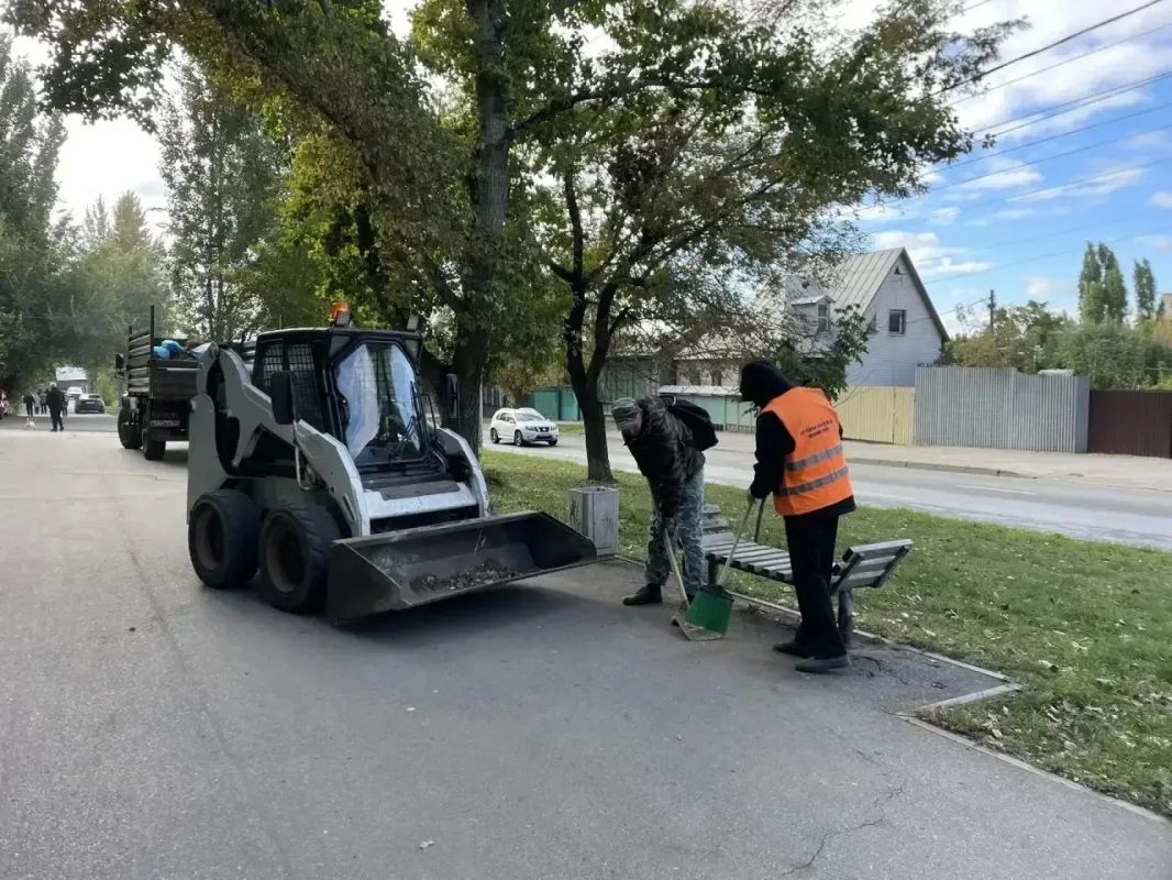 Уборка города. Коммунальные службы осуществляют уборку дорог и тротуаров, мойку остановочных павильонов, вывоз мусора и порубочного материала, а также ремонт элементов детских площадок Уборка города. Коммунальные службы осуществляют уборку дорог и тротуаров, мойку остановочных павильонов, вывоз мусора и порубочного материала, а также ремонт элементов детских площадок