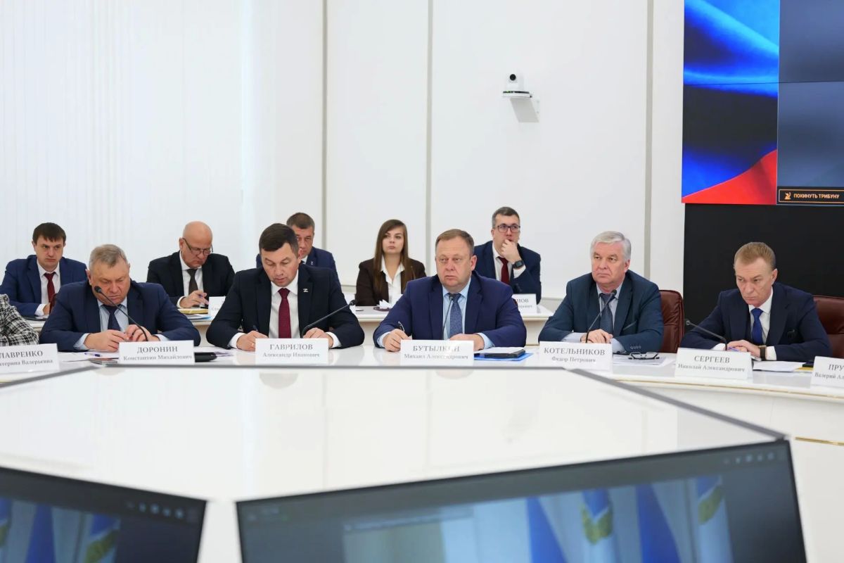 Губернатор Роман Бусаргин провел постоянно действующее совещание с заместителями председателя правительства, министрами, а также главами районов Губернатор Роман Бусаргин провел постоянно действующее совещание с заместителями председателя правительства, министрами, а также главами районов
