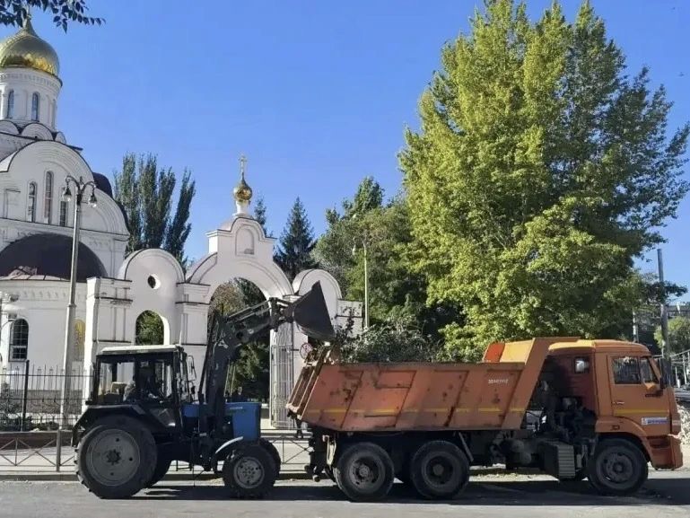 Уборка города. Коммунальные службы осуществляют уборку дорог и тротуаров, мойку остановочных павильонов, вывоз мусора и порубочного материала, а также ремонт элементов детских площадок Уборка города. Коммунальные службы осуществляют уборку дорог и тротуаров, мойку остановочных павильонов, вывоз мусора и порубочного материала, а также ремонт элементов детских площадок