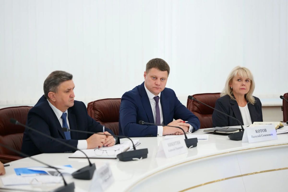 Губернатор Роман Бусаргин провел постоянно действующее совещание с заместителями председателя правительства, министрами, а также главами районов Губернатор Роман Бусаргин провел постоянно действующее совещание с заместителями председателя правительства, министрами, а также главами районов