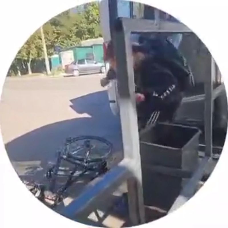 В Балашове водитель маршрутки вытолкал из салона школьника с велосипедом В Балашове водитель маршрутки вытолкал из салона школьника с велосипедом