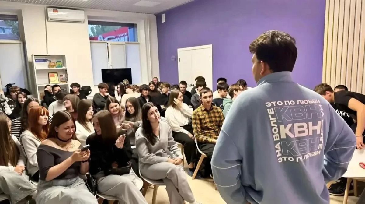 В молодёжном пространстве «Орлёнок» прошёл первый мастер-класс «Сценарное мастерство» в рамках подготовки к Кубку КВН среди колледжей Саратовской области «Колледж-лига КВН: профессионалы юмора» В молодёжном пространстве «Орлёнок» прошёл первый мастер-класс «Сценарное мастерство» в рамках подготовки к Кубку КВН среди колледжей Саратовской области «Колледж-лига КВН: профессионалы юмора»